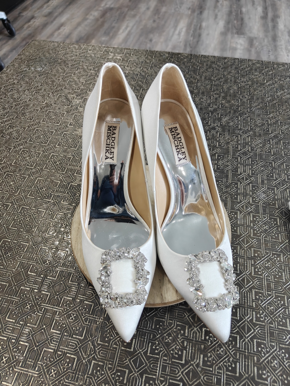 Badgley Mischka Women's Cher Crystal Buckle Pumps in white satin Size 8 EXC! - Picture 3 of 17